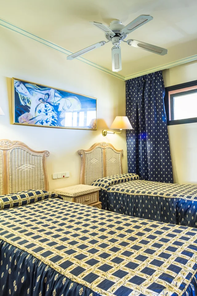 شقة سوبيريور بشرفة بغرفة نوم واحدة مفردة بسريرين منفصلين مع أريكة، BLUEBAY BEACH CLUB 1/1