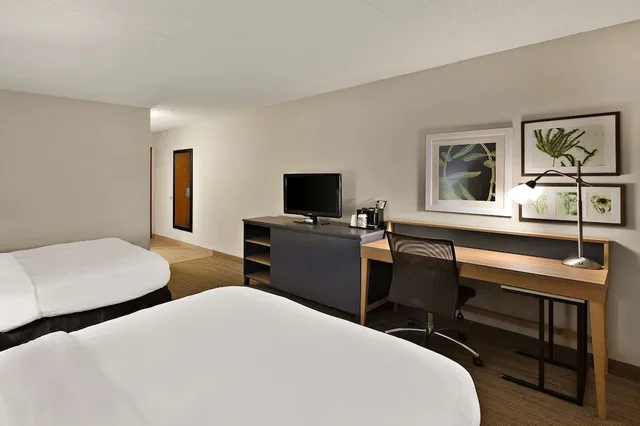 غرفة بسريرين كوين لذوي الإعاقة، Country Inn & Suites by Radisson, Jonesborough-Johnson City West, TN 2/4