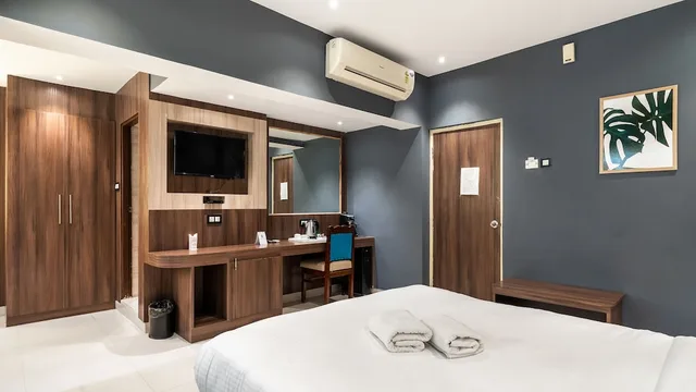 غرفة بريميوم كلاسيكية بسرير كينج بإطلالة على المدينة، NIRANJANA HOTEL 1/9