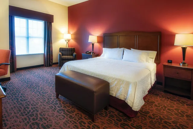 غرفة بسرير كينج مع أريكة لذوي الإعاقة، Hampton Inn Oxford/Miami University Area 2/2