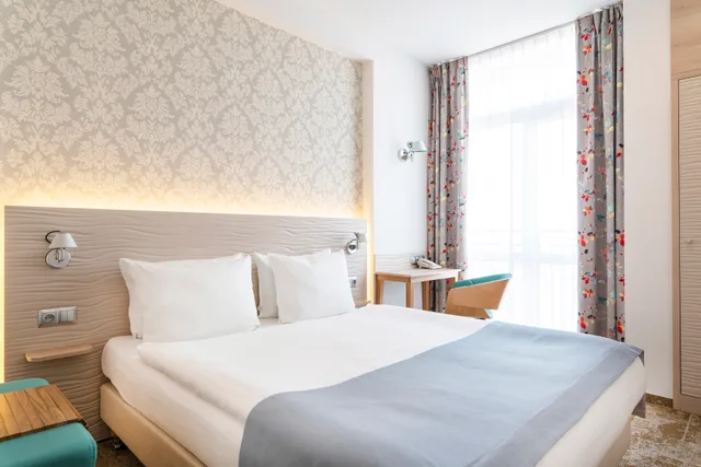 Standard, Single, King Bed, Metropol Hotel Warsaw 3/4