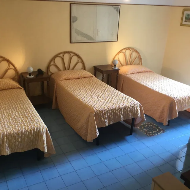 غرفة ثلاثية بسرير كوين وسرير فردي، Hotel Touring 2/3