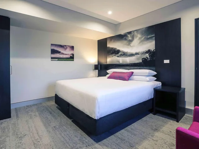جناح بسرير كينج بـ3 غرف نوم، Mercure Tamworth 1/2