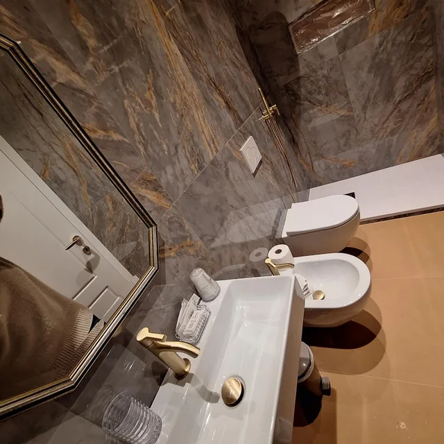 غرفة ثلاثية، Hotel Maxim 6/7