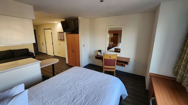 Standard, Queen Bed, Surestay By Best Western Sacramento South Natomas 4/7
