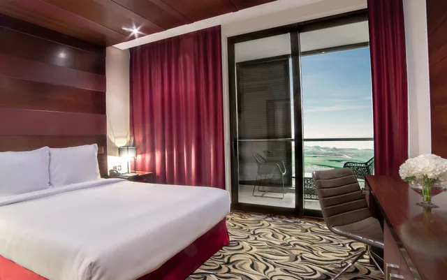 جناح جونيور بإطلالة على ملعب الجولف بشرفة، Yas Plaza Mangroves by IHG 1/7