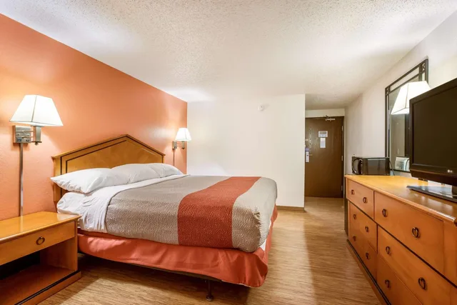 غرفة بسرير كينج لذوي الإعاقة، Motel6 Albert Lea, MN 8/10