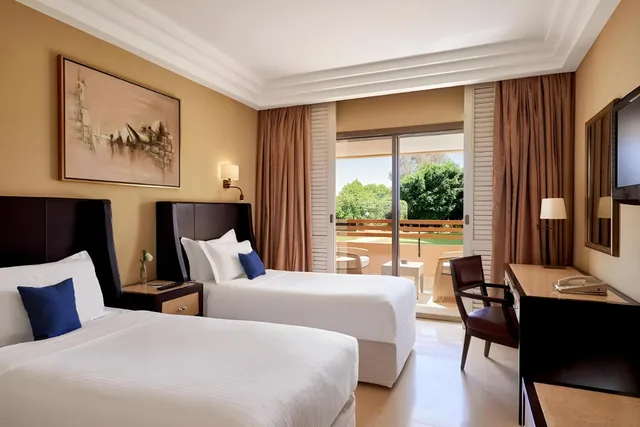 غرفة كلاسيكية بسرير مزدوج وسرير فردي بإطلالة على المدينة، Steigenberger Resort Achti 1/2