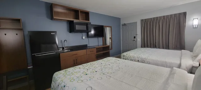 استوديو بسريرين كوين لذوي الإعاقة، HomeTowne Studios Egg Harbor-Atlantic City Airport 2/4