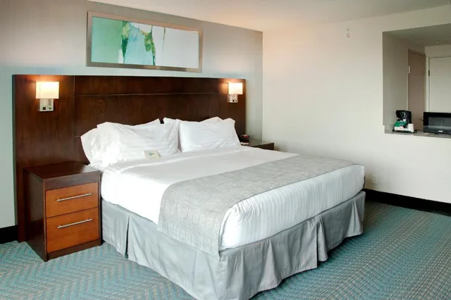 غرفة بسرير كينج لذوي الإعاقة، HOLIDAY INN VICTORVILLE 1/2