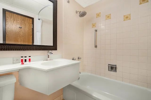 Room, King Bed, Albert Lea Inn & Suites 5/5