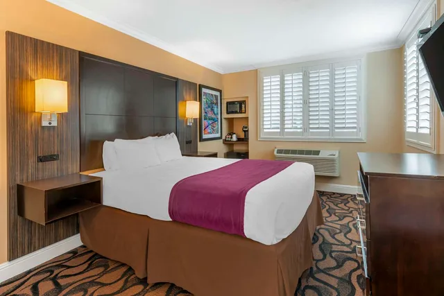غرفة بسرير كوين، Best Western Plus Airport Plaza 2/3
