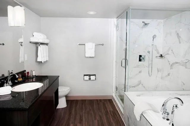 Suite, King Bed, Falls View, Sofa, Jetted Tub, High Floor، Niagara Falls Marriott on The Falls 3/4