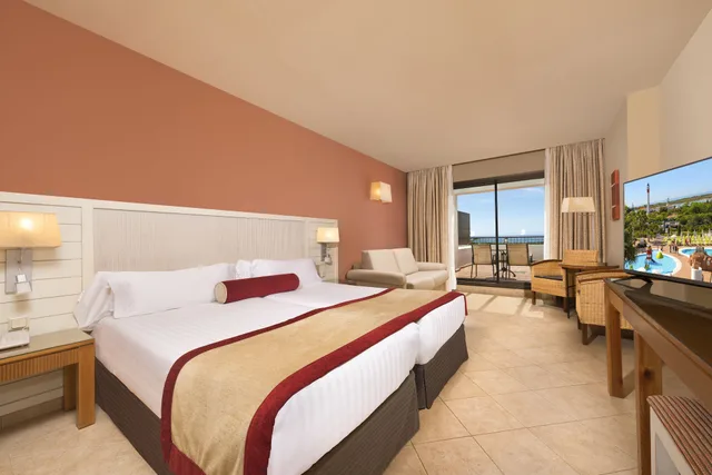 غرفة كلاسيكية بسرير مزدوج وسرير فردي بإطلالة على البحر بشرفة، Fuerte El Rompido 1/1