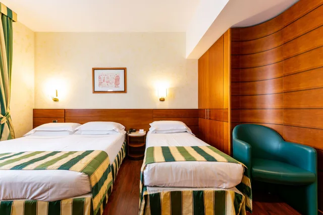 غرفة قياسية بسرير كينج مع سرير إضافي، Hotel Mirage Sure Hotel Collection By Best Western 1/8