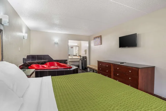 غرفة قياسية بسرير كينج بحوض جاكوزي، Econo Lodge Richmond-North Chesterfield 3/4