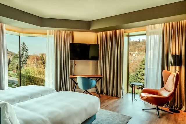 غرفة بريميوم بإطلالة على المدينة بشرفة، Radisson Blu Aurum Hotel Brasov 4/10