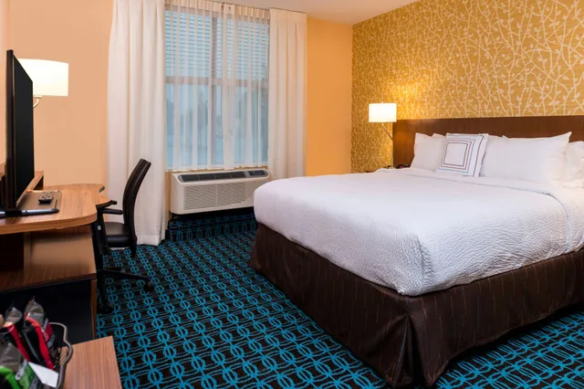 Room, King Bed, Fairfield Inn Suites By Marriott Orlando East Ucf Area 2/6