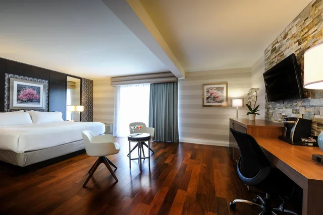 غرفة بسرير كينج بحوض جاكوزي، Holiday Inn by the Falls 1/5