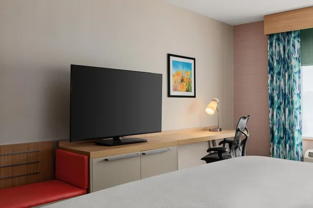Evolution, King Bed, Hilton Garden Inn Palmdale 8/10