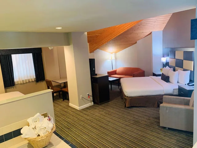 جناح بسرير كينج بشرفة، Surestay Plus Hotel By Best Western Redding 5/7