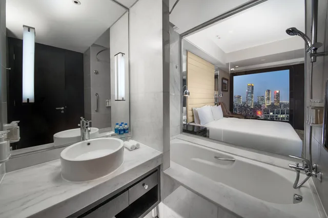 Soho, Standard, King Bed, with View, Holiday Inn Focus Square 7/8