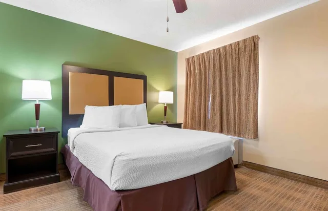 غرفة بسرير كوين مع أريكة بمطبخ، Studio 6 Extended stay Fairfield, OH - Cincinnati 2/5