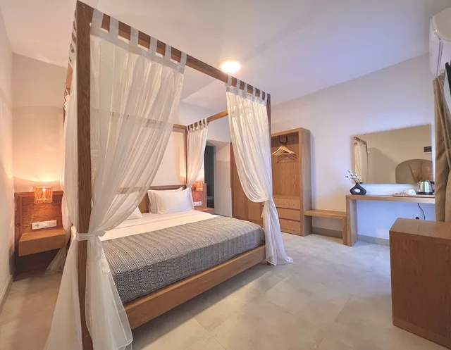 2 Bedrooms, Exclusive, Suite, Queen and Twin Beds, Beach Side, Patio، Lavinya Otel 2/4