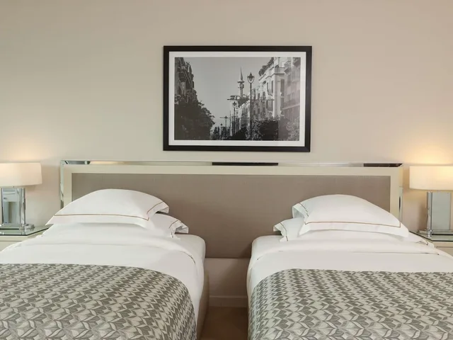 غرفة تنفيذية بسريرين منفصلين بإطلالة على المدينة، Movenpick Hotel Beirut 5/10