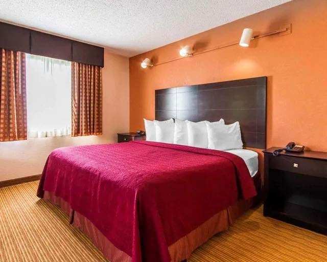 جناح بسرير كوين لذوي الإعاقة، Quality Inn & Suites Ottumwa North 1/1