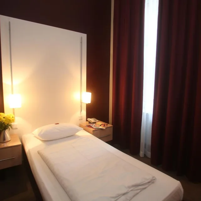 غرفة مفردة، Hotel Columbus 3/12