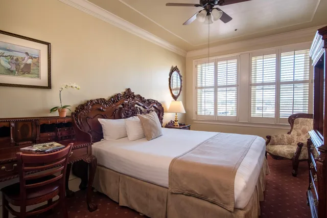 غرفة بسرير كوين، Monterey Hotel 1/3
