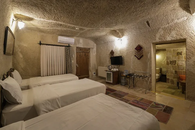 غرفة حصرية بسرير كينج وثلاثة أسرّة، Tekkaya Cave Hotel 1/2
