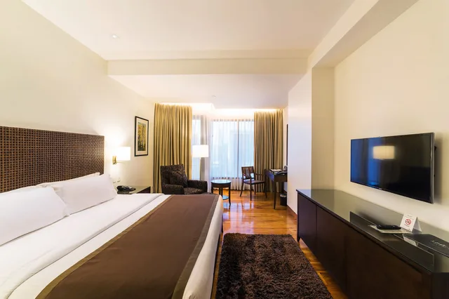 Deluxe King Room, City Garden Grand Hotel 4/10
