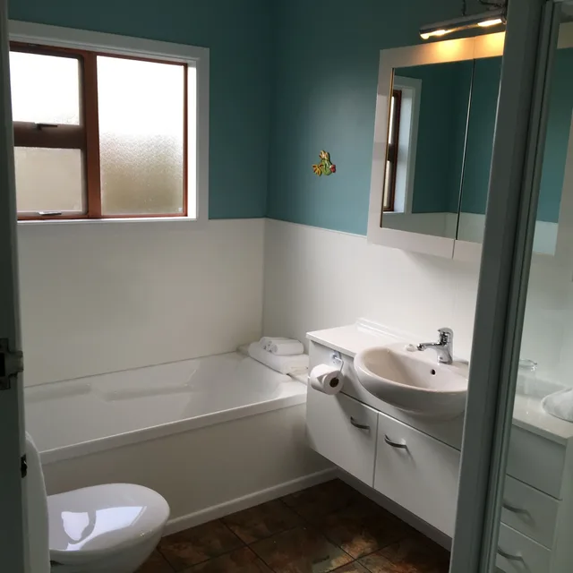 غرفة عائلية بسرير كوين وسرير فردي مع أريكة، WAITOMO CAVES GUEST LODGE 4/4