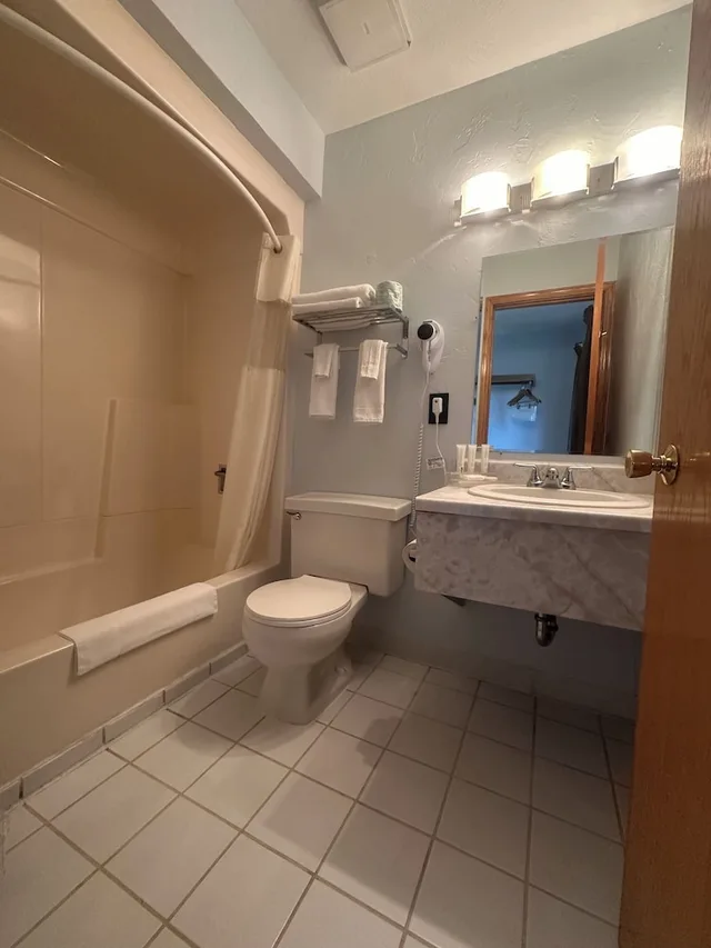 Standard, Queen Bed, Pictured Rocks Inn & Suites 4/4
