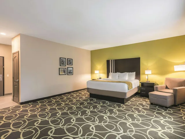 غرفة بسرير كينج مع أريكة لذوي الإعاقة، La Quinta Inn & Suites by Wyndham Tyler - University Area 3/8