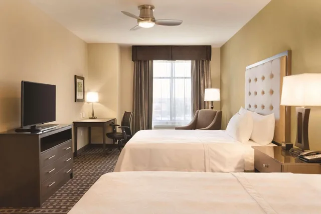 جناح بسريرين كوين بغرفة نوم واحدة مع أريكة، HOMEWOOD SUITES BY HILTON WEST DES MOINES/SW MALL AREA 5/8