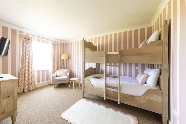 غرفة عائلية بسرير كينج، Barnsdale Lodge Hotel And Restaurant 2/6