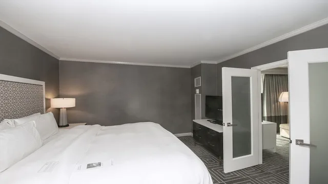 جناح بسرير كينج بشرفة بغرفة نوم واحدة، InterContinental Kansas City at the Plaza 4/9