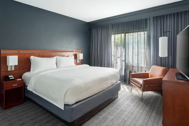 غرفة بسرير كينج بإطلالة على الفناء مع أريكة، Courtyard by Marriott West Palm Beach 3/18