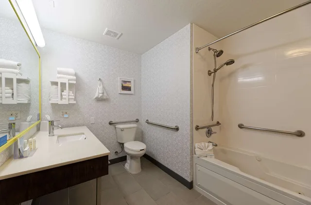 غرفة بسريرين مزدوجين لذوي الإعاقة، Hampton Inn & Suites Goodyear 2/3