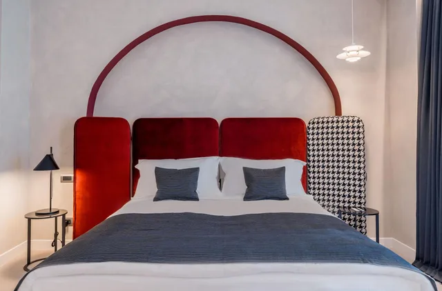 Standard, King Bed, Monograph Freedom Square 2/6