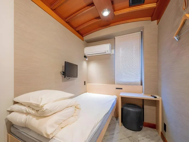 سكن مشترك مفرد للرجال بحمام مشترك، Capsule inn Osaka - Caters to Men 3/5