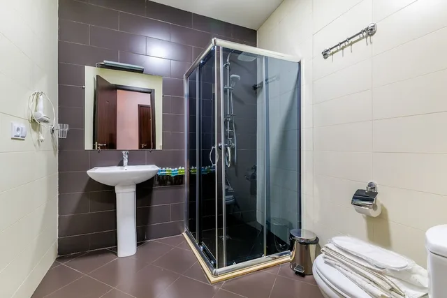 غرفة ديلوكس رباعية بسرير مزدوج وسريرين منفصلين بإطلالة على المدينة، HOTEL MARLYN 6/7