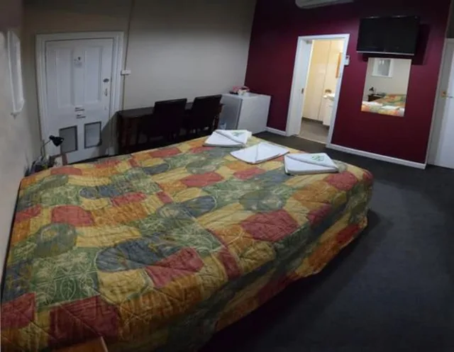 Renovated, Queen Bed، Palace Hotel Kalgoorlie 1/3