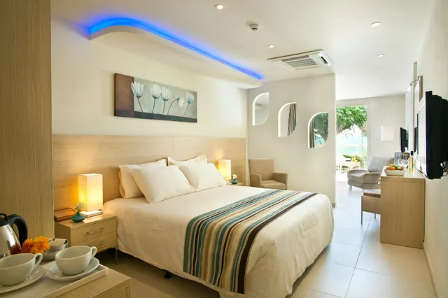 Swim Up, Suite, Outdoor Jetted Tub، Pernera Beach Hotel 1/1