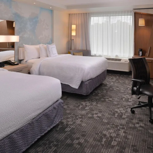 غرفة بسرير كينج وسريرين كوين، COURTYARD BOSTON LITTLETON 2/6