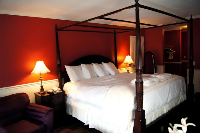 Romance, King Bed, River View، South Thompson Inn 2/2