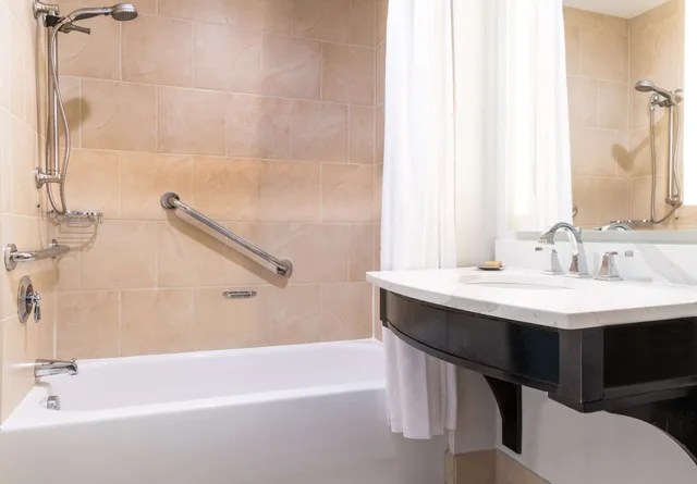 غرفة تنفيذية بسرير كينج لذوي الإعاقة، Hilton Columbus Polaris 3/3